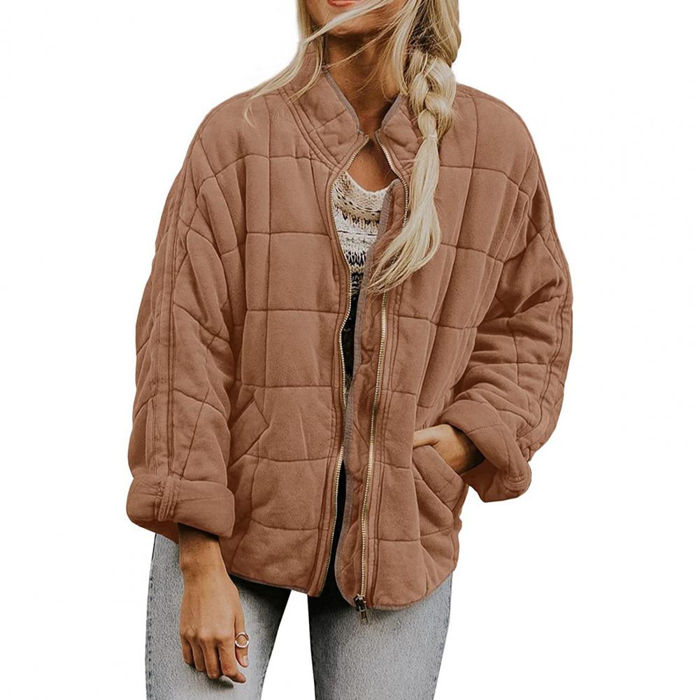 Giacca trapuntata marrone da donna, stile casual, con zip frontale, maniche lunghe, indossata su maglia bianca, perfetta per l'autunno.