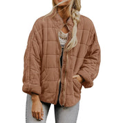 Giacca trapuntata marrone da donna, stile casual, con zip frontale, maniche lunghe, indossata su maglia bianca, perfetta per l'autunno.