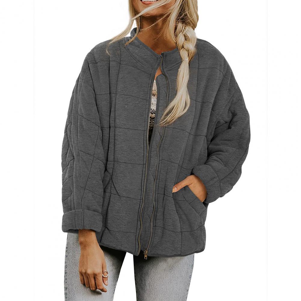 Giacca trapuntata grigia da donna, stile casual, con zip frontale e tasche laterali. Ideale per l'autunno e l'inverno. Moda femminile trendy.