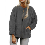Giacca trapuntata grigia da donna, stile casual, con zip frontale e tasche laterali. Ideale per l'autunno e l'inverno. Moda femminile trendy.