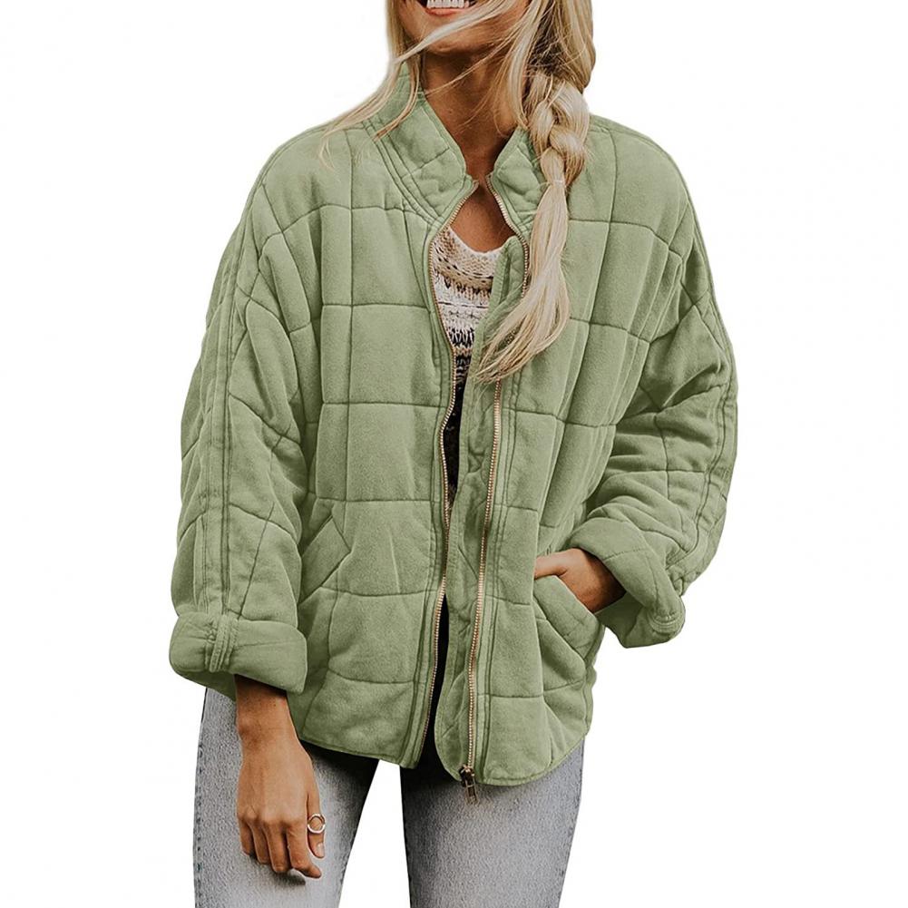 Giacca trapuntata verde oliva da donna, stile casual, con zip frontale e maniche lunghe, ideale per l'autunno e l'inverno.