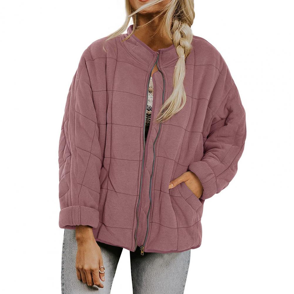 Giacca trapuntata rosa donna, zip frontale, maniche lunghe, stile casual, moda autunno inverno, abbigliamento femminile trendy.