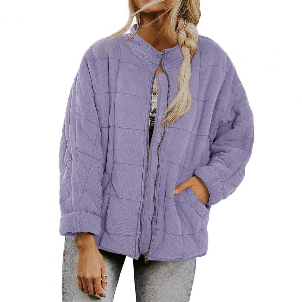 Giacca trapuntata viola da donna con zip frontale, maniche lunghe e design casual. Ideale per moda autunnale e invernale.