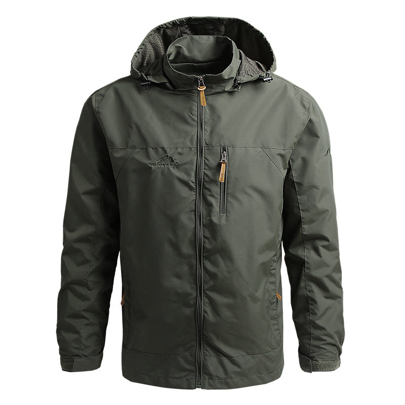 Giacca impermeabile verde oliva da uomo con cappuccio, cerniera frontale e tasche laterali. Ideale per escursioni e attività outdoor.