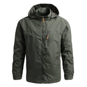 Giacca impermeabile verde oliva da uomo con cappuccio, cerniera frontale e tasche laterali. Ideale per escursioni e attività outdoor.