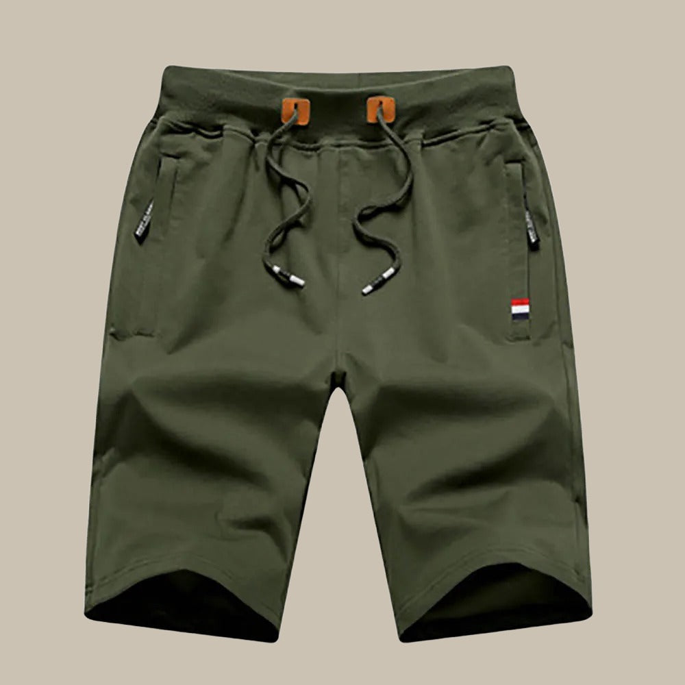 Pantaloncini cargo verde oliva da uomo con coulisse, tasche laterali con zip, dettagli tricolore. Ideali per attività all'aperto e casual.