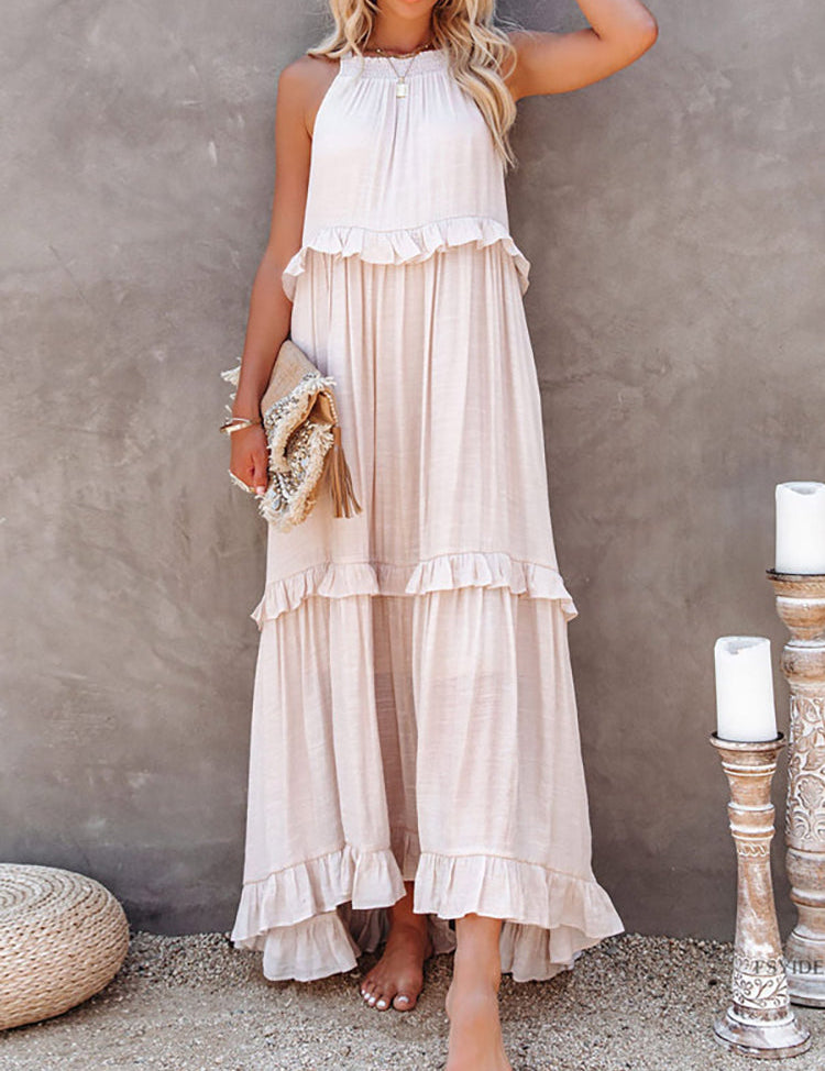 Abito lungo estivo donna in cotone bianco, senza maniche, con volant. Perfetto per eventi casual o eleganti. Accessoriato con borsa intrecciata.