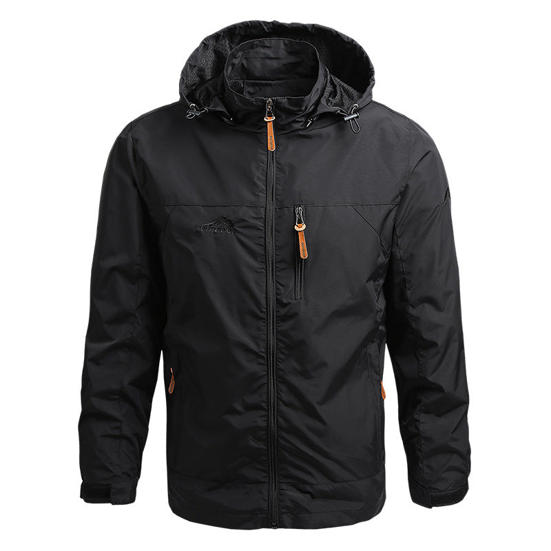 Giacca nera impermeabile con cappuccio, cerniere arancioni, tasche multiple, ideale per outdoor e trekking. Abbigliamento uomo resistente e versatile.