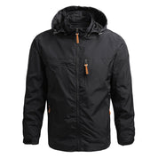 Giacca nera impermeabile con cappuccio, cerniere arancioni, tasche multiple, ideale per outdoor e trekking. Abbigliamento uomo resistente e versatile.