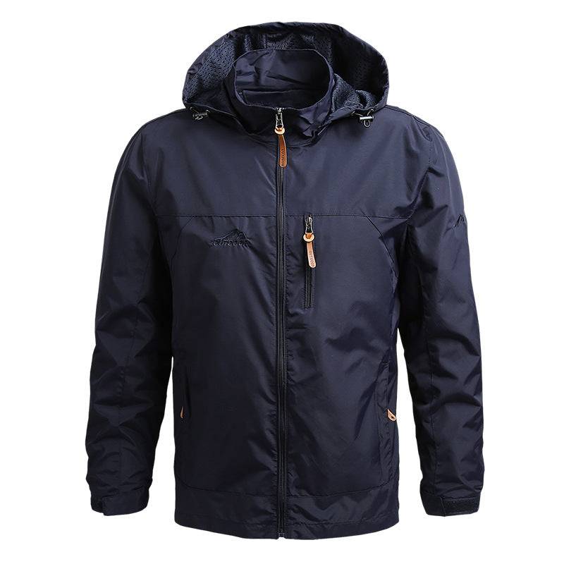 Giacca impermeabile uomo blu scuro con cappuccio, cerniera frontale, tasche laterali e dettagli in pelle. Ideale per outdoor e tempo libero.