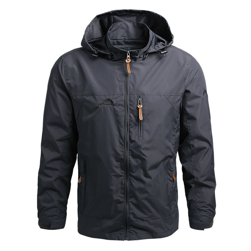 Giacca impermeabile uomo nera con cappuccio, zip frontale, tasche multiple, ideale per outdoor e sport. Design moderno e funzionale.