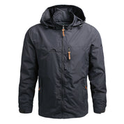 Giacca impermeabile uomo nera con cappuccio, zip frontale, tasche multiple, ideale per outdoor e sport. Design moderno e funzionale.