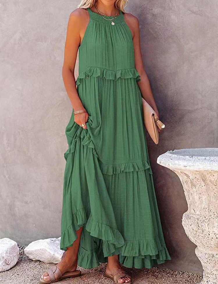 Abito lungo verde donna, stile boho chic, con balze e spalline sottili. Perfetto per l'estate, casual ed elegante. Accessoriato con sandali e pochette.