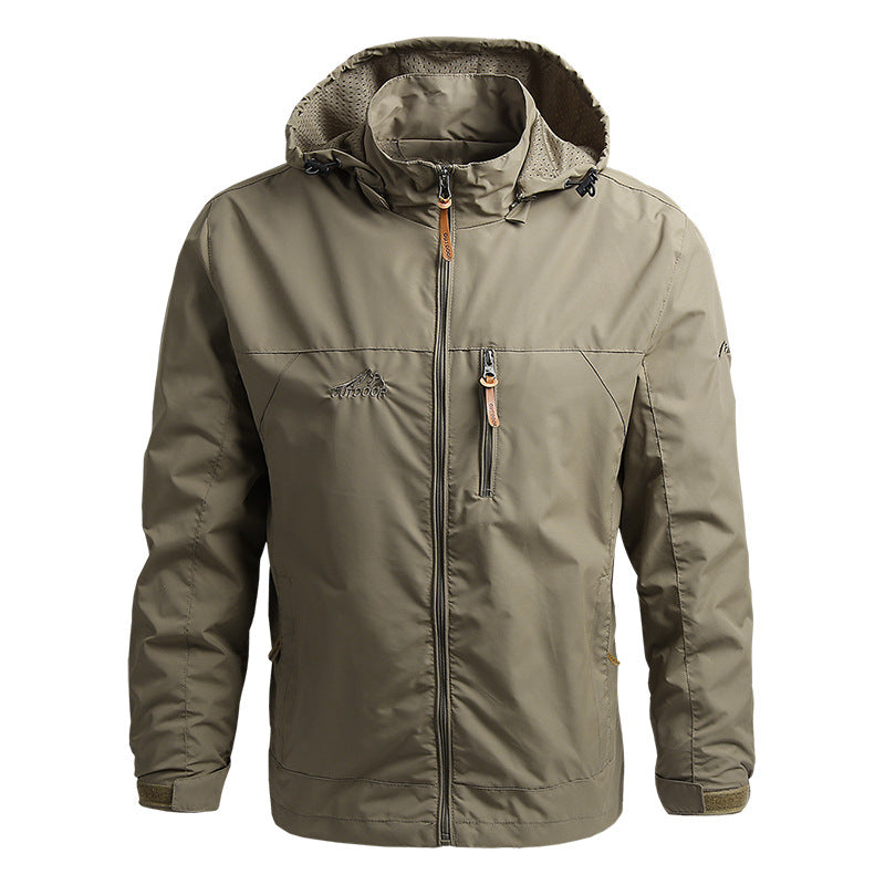 Giacca impermeabile da uomo color kaki con cappuccio, cerniera frontale e tasca sul petto. Ideale per escursioni e attività outdoor.