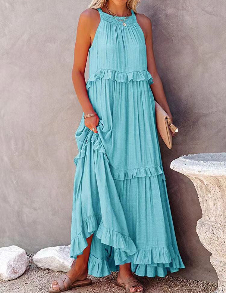 Abito lungo estivo donna azzurro, senza maniche, con balze, tessuto leggero. Perfetto per look casual e vacanze. Accessoriato con sandali e pochette.