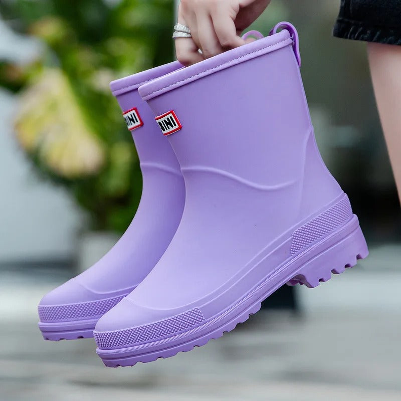 Stivali da pioggia viola per bambini, impermeabili, suola antiscivolo, design moderno, ideali per giornate piovose. Accessorio moda funzionale.