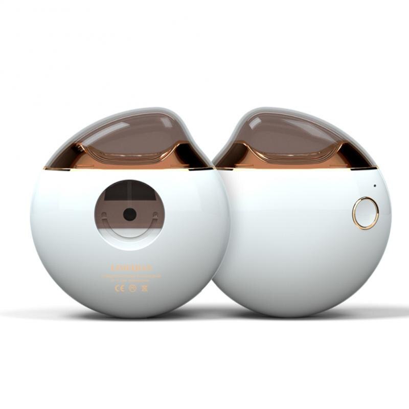Dispositivo elettrico per massaggio seno, design bianco e oro, portatile e ricaricabile, ideale per allattamento e cura del seno.