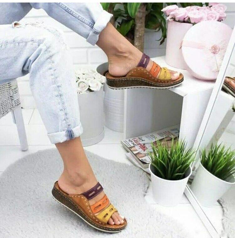 Sandali donna multicolore in pelle, design casual, suola comoda, indossati con jeans chiari. Perfetti per moda estiva e look rilassato.