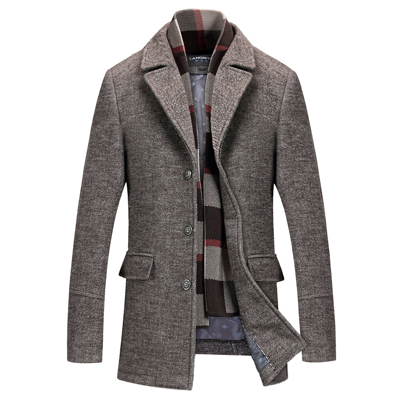 Cappotto uomo elegante grigio, lana, con bottoni e tasche, sciarpa a righe marroni e rosse, ideale per autunno inverno, moda maschile.