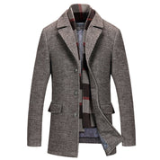 Cappotto uomo elegante grigio, lana, con bottoni e tasche, sciarpa a righe marroni e rosse, ideale per autunno inverno, moda maschile.