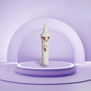 Spazzolino elettrico bianco su piedistallo viola, design moderno, sfondo minimalista. Accessorio per igiene orale, cura dentale avanzata.