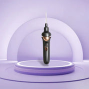 Spazzolino elettrico nero su piedistallo viola, design moderno, sfondo geometrico. Accessorio per igiene orale, tecnologia avanzata.