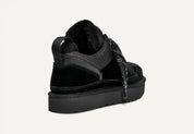 Scarpa invernale nera da donna, design moderno con dettagli in pelle e tessuto, suola robusta antiscivolo, ideale per look casual e comfort.