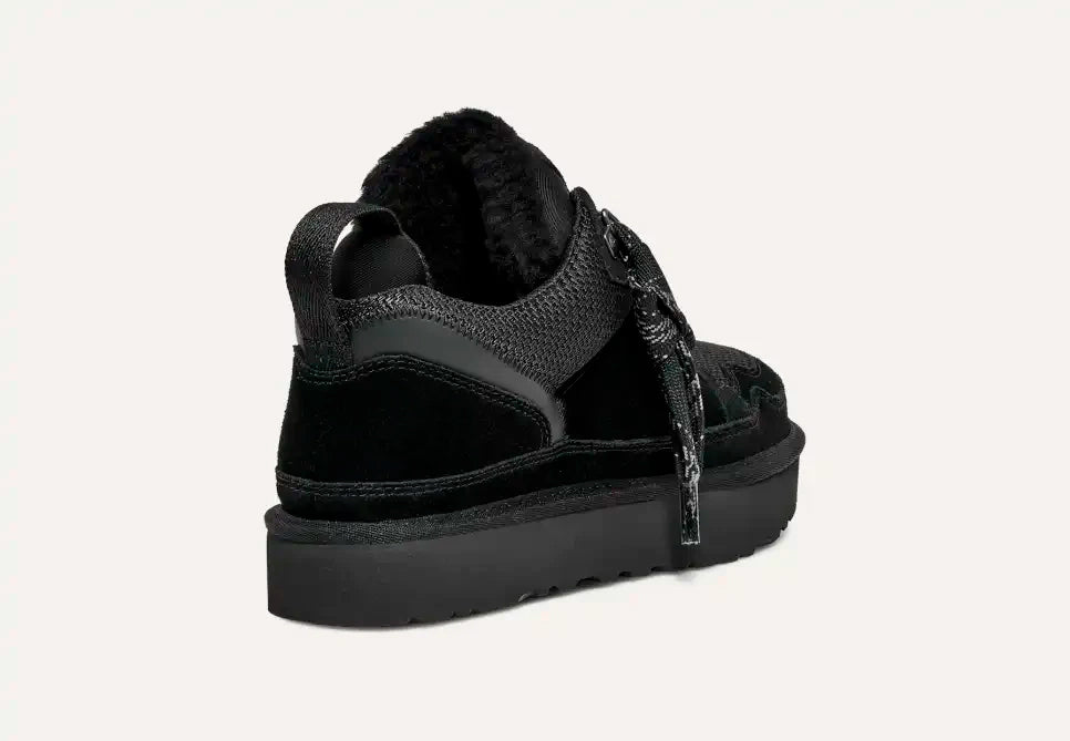 Scarpa invernale nera da donna, design moderno con dettagli in pelle e tessuto, suola robusta antiscivolo, ideale per look casual e comfort.