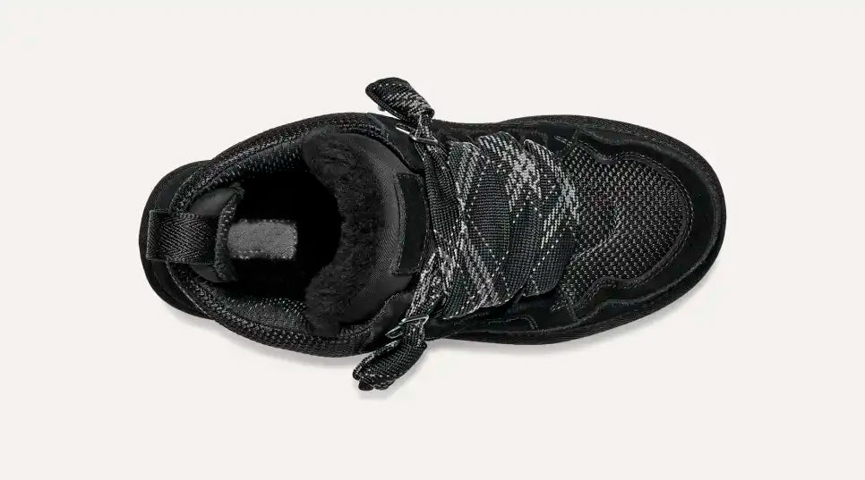 Scarpa sportiva nera vista dall'alto, con lacci intrecciati e interno imbottito. Design moderno, ideale per attività outdoor e casual.