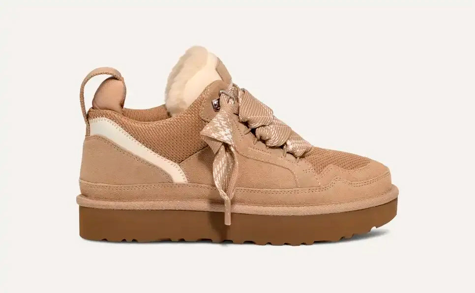 Scarpa da donna invernale beige con suola in gomma marrone, lacci decorativi e interno foderato in pelliccia sintetica. Design casual e confortevole.