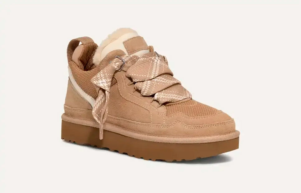 Scarpa da donna beige con suola in gomma marrone, lacci larghi e dettagli in pelliccia sintetica. Design casual e confortevole per l'inverno.
