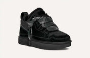 Scarpa da ginnastica nera in pelle scamosciata con suola spessa, lacci intrecciati grigi e neri, design moderno. Scarpe sportive eleganti uomo.