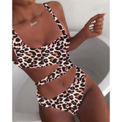 Costume da bagno donna leopardato, design cut-out, due pezzi, moda estiva, stile trendy, perfetto per spiaggia e piscina.