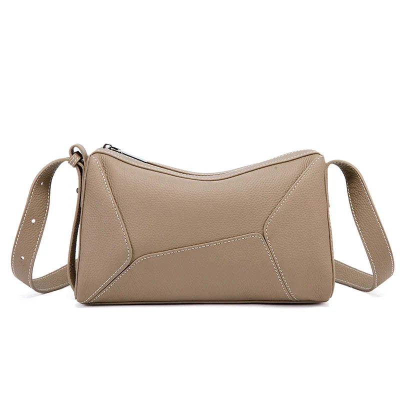 Borsa a tracolla in pelle beige, design geometrico, chiusura con zip, elegante e moderna, ideale per moda donna, accessorio versatile.