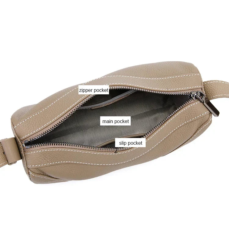 Borsa a tracolla beige in pelle con tasca principale, tasca con zip e tasca interna. Design elegante e funzionale per moda donna.