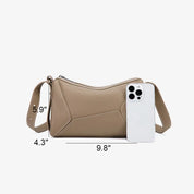 Borsa a tracolla beige in pelle con design geometrico, dimensioni 9.8"x5.9"x4.3", accanto a smartphone bianco. Accessorio moda elegante e pratico.