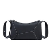 Borsa a tracolla in pelle nera con cuciture bianche, design geometrico moderno, chiusura con zip, ideale per moda donna e accessori eleganti.