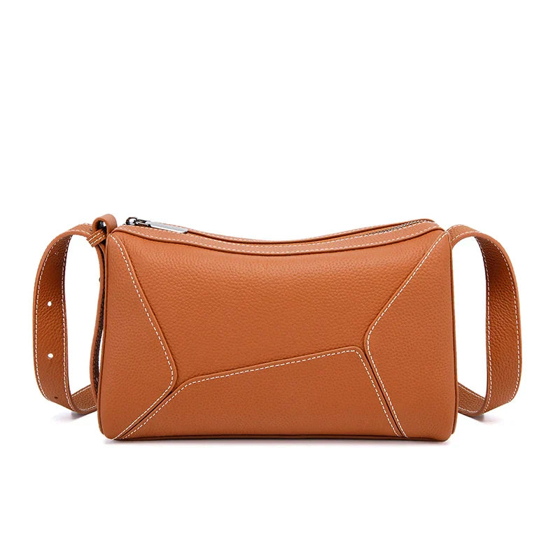 Borsa a tracolla in pelle marrone, design geometrico, cuciture bianche, chiusura con zip, moda donna, accessorio elegante e versatile.