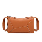 Borsa a tracolla in pelle marrone, design geometrico, cuciture bianche, chiusura con zip, moda donna, accessorio elegante e versatile.