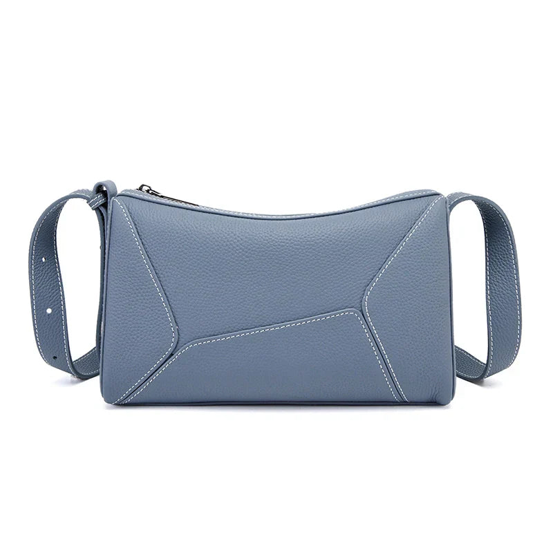 Borsa a tracolla in pelle blu, design geometrico, cuciture bianche, moda donna, accessorio elegante, stile contemporaneo, shopping online.