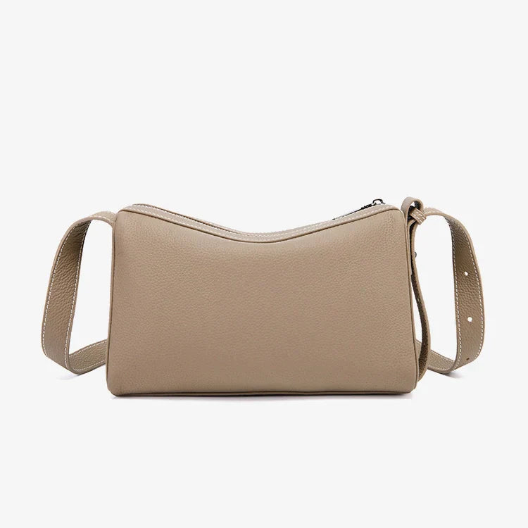Borsa a tracolla beige in pelle, design minimalista, chiusura con zip, ideale per moda donna, accessorio elegante e versatile.