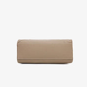 Borsa a tracolla in pelle beige, design elegante e minimalista, cuciture a vista, accessorio moda donna, perfetta per ogni occasione.