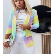 Giacca donna multicolore pastello, indossata su top in pizzo bianco. Moda femminile elegante, abbigliamento casual chic, tendenze 2023.