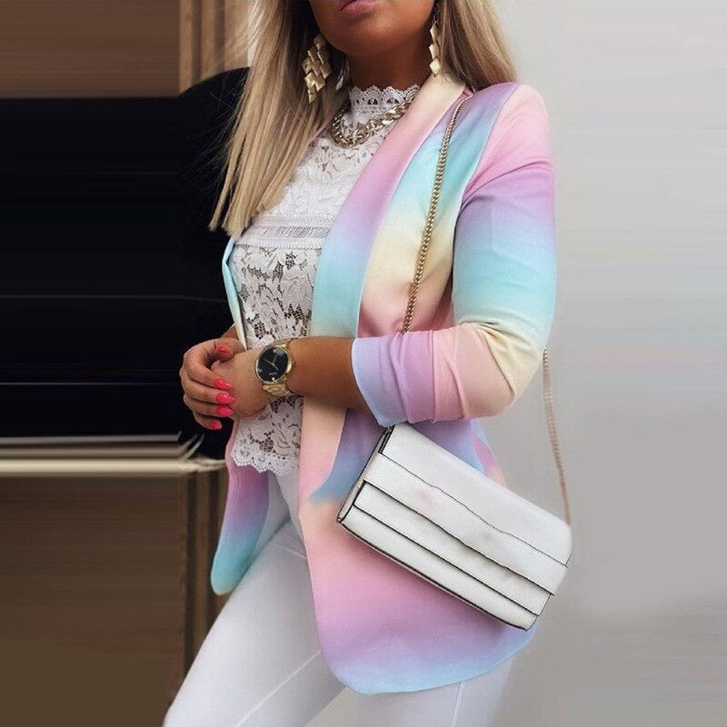 Giacca donna multicolore pastello, abbinata a borsa bianca a tracolla e top in pizzo. Moda femminile elegante, outfit primaverile.
