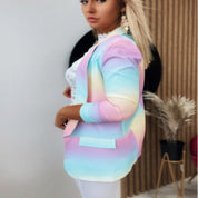 Giacca donna multicolore pastello, maniche lunghe, stile elegante. Perfetta per moda primavera-estate. Sfondo neutro con dettagli decorativi.