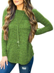 Maglia verde a maniche lunghe da donna, abbinata a jeans strappati. Look casual e moderno, ideale per l'autunno. Moda femminile trendy.