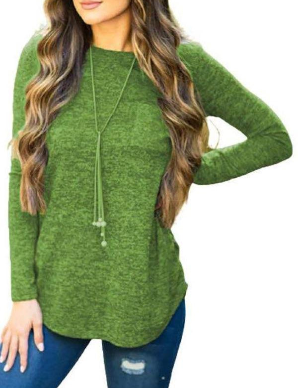 Maglia verde a maniche lunghe da donna, abbinata a jeans strappati. Look casual e moderno, ideale per l'autunno. Moda femminile trendy.