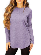 Donna con maglia viola a maniche lunghe, tessuto morbido, vestibilità casual. Ideale per moda autunnale, abbigliamento donna, stile confortevole.