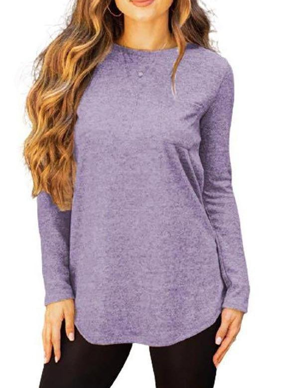 Donna con maglia viola a maniche lunghe, tessuto morbido, vestibilità casual. Ideale per moda autunnale, abbigliamento donna, stile confortevole.