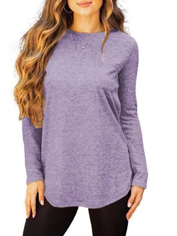 Donna con maglia viola a maniche lunghe, tessuto morbido, vestibilità casual. Ideale per moda autunnale, abbigliamento donna, stile confortevole.